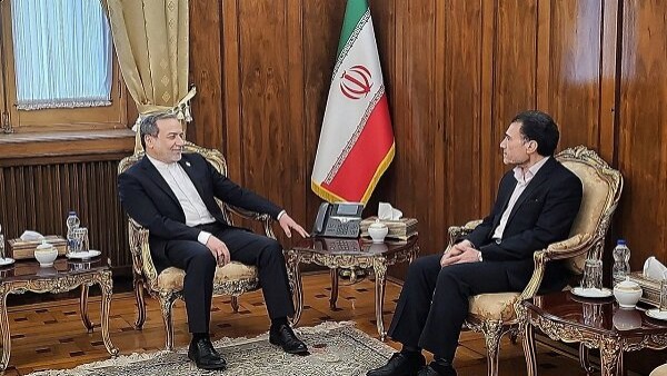 دیدار دبیر شورای راهبردی روابط خارجی با وزیر امور خارجه ایران