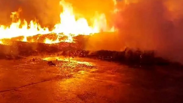 آتش‌سوزی گسترده در انبار لباس جاده ورامین؛ خسارت سنگین و عملیات اطفای ۱۲ ساعته