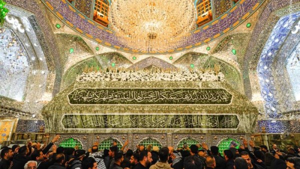 گل‌آرایی ضریح حضرت علی(ع) به مناسبت میلاد امیرالمومنین