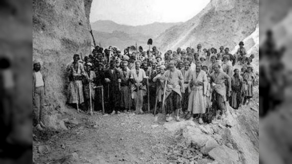 تصاویر خیره‌نده از ساخت جاده چالوس با دستان خالی در سال ۱۳۱۲