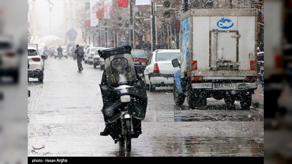 هشدار پلیس راهور تهران: بارش برف و باران، معابر لغزنده شد!