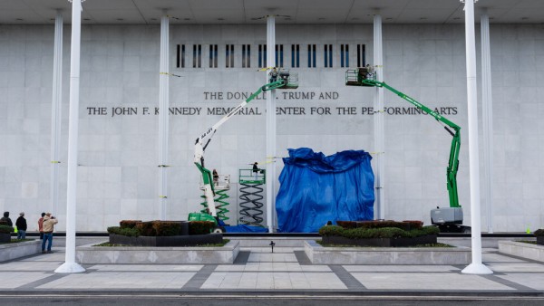طنزپرداز با خرید دامنه TrumpKennedyCenter.org جنجال به پا کرد!