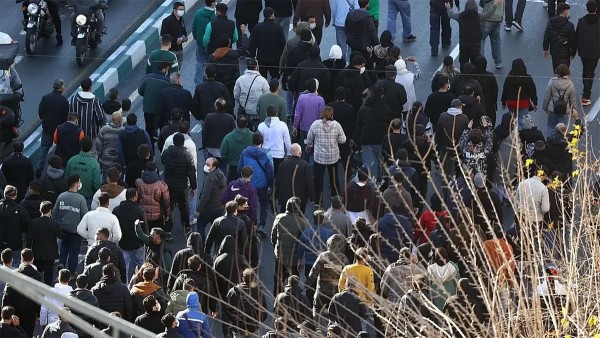 اعتراضات ایران: سکوت سلبریتی‌ها و گسترش به شهرهای کوچک