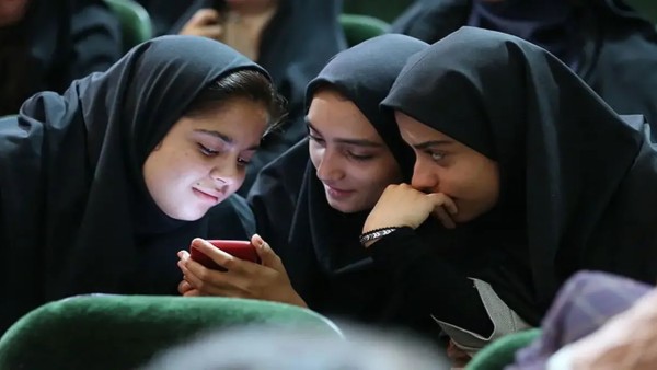اعتیاد پنهان نوجوانان به موبایل؛ مغز در اسارت لذت‌های آنی