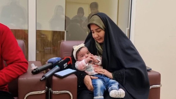 لحظه تاریخی در بهزیستی تهران: آغاز زندگی جدید یک نوزاد با خانواده فرزندخوانده