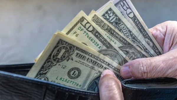 قیمت دلار به 160 هزار تومان رسید؛ کارشناسان راه حل کاهش التهاب را اعلام کردند