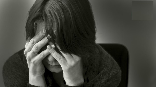چگونه به دوست در بحران روانی کمک کنیم؟ راهنمای کامل