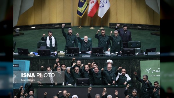 نمایندگان مجلس با لباس سپاه تجمع کردند و شعارهای تند سر دادند