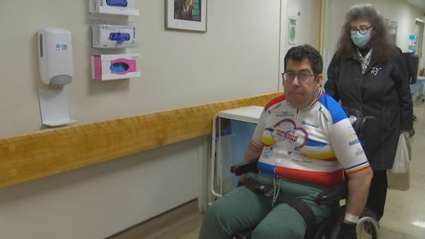 مرد 50 ساله با چندین بیماری مزمن در انتظار بازگشت به خانه والدین
